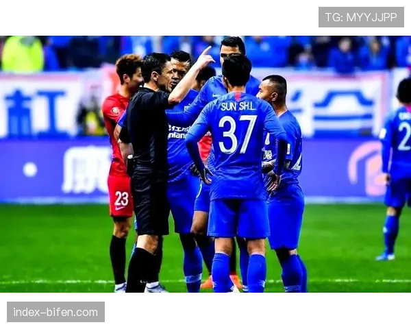 申花谢鹏飞右路引擎作用凸显 内切传中打乱防守阵型 申花谢鹏飞右路引擎作用凸显 内切传中打乱防守阵型